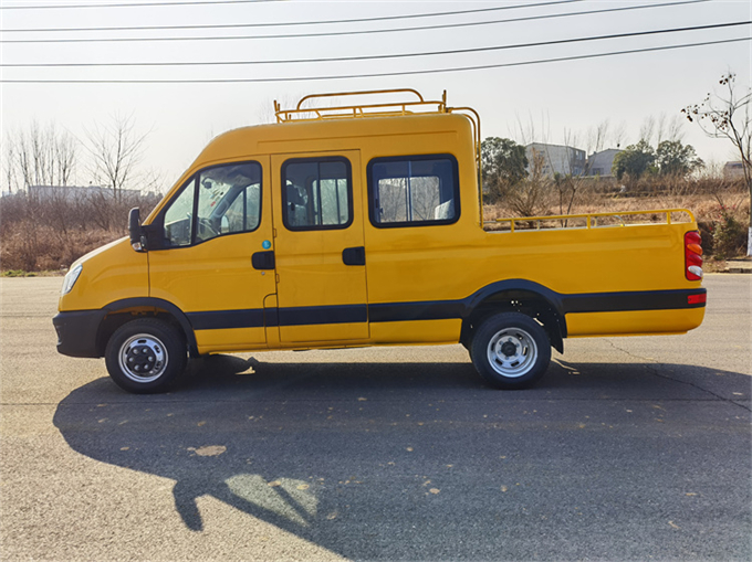 依維柯工程車（9座藍(lán)牌）