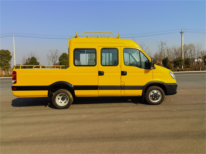 依維柯工程車（9座藍(lán)牌）